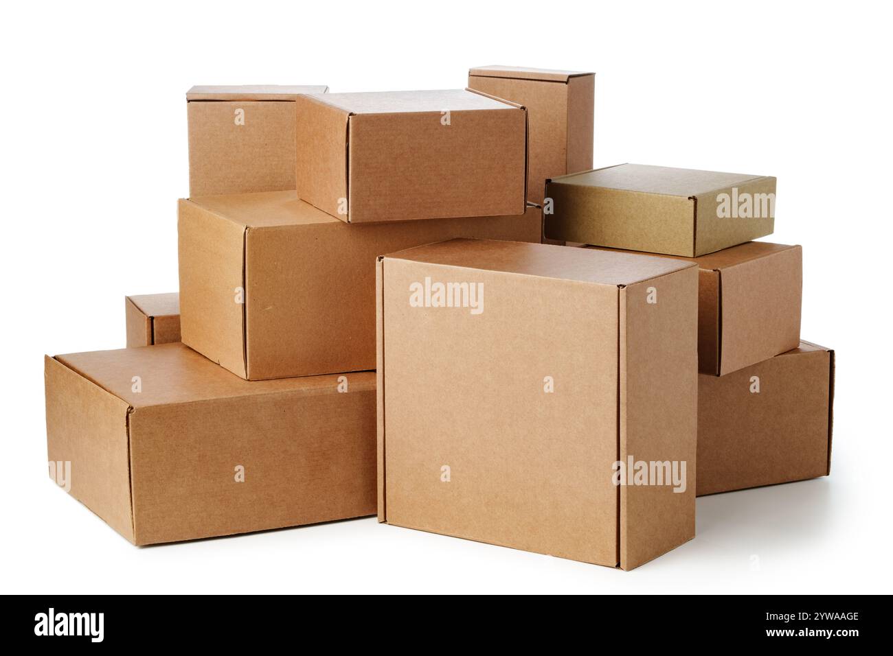 Scatole in cartone marrone impilate in varie misure disposte su sfondo bianco Foto Stock