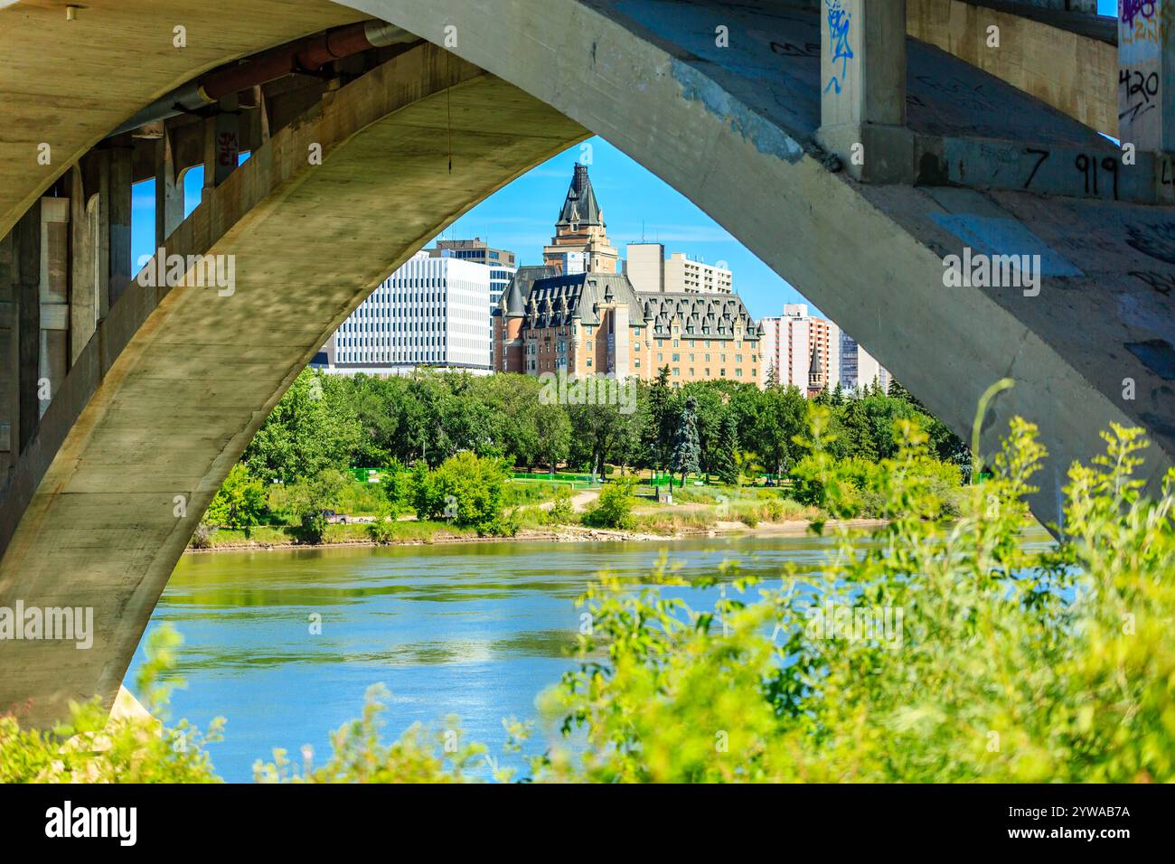 Un ponte su un fiume con una città sullo sfondo. Il ponte è aperto e la città è visibile in lontananza Foto Stock