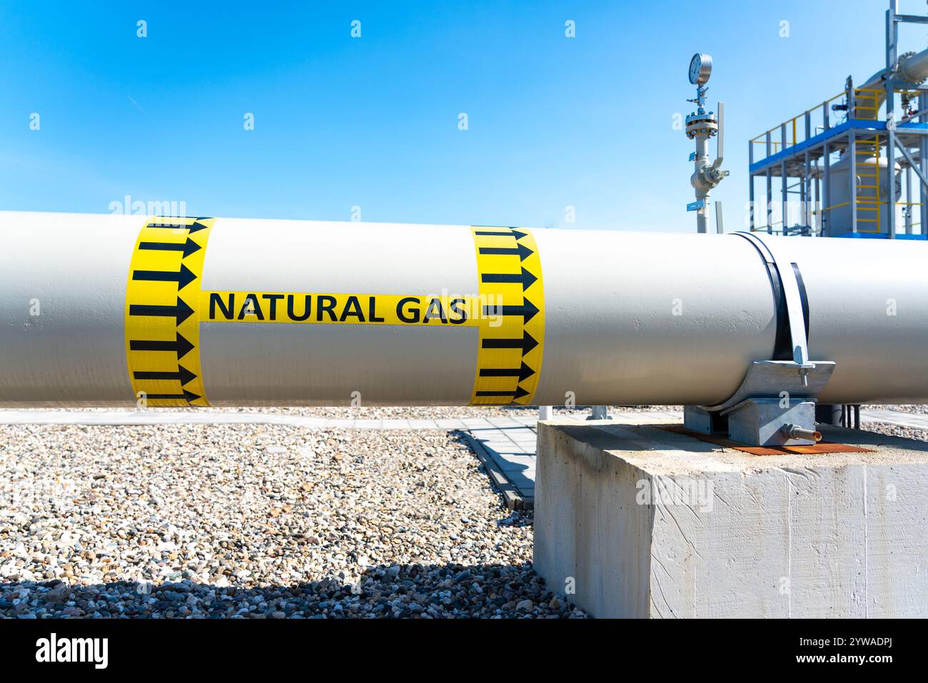 Una visione dettagliata di un gasdotto di gas naturale che ponga l'accento sul trasporto sostenibile dell'energia e sulle infrastrutture industriali Foto Stock