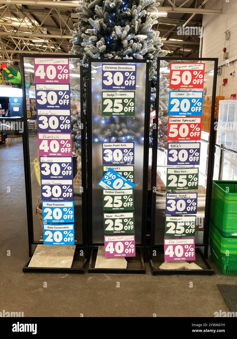 Il negozio della casa al Craigleith Retail Park chiude con tutto il necessario per le vendite, Edimburgo, Scozia - Immagine stock catturata con smartphone