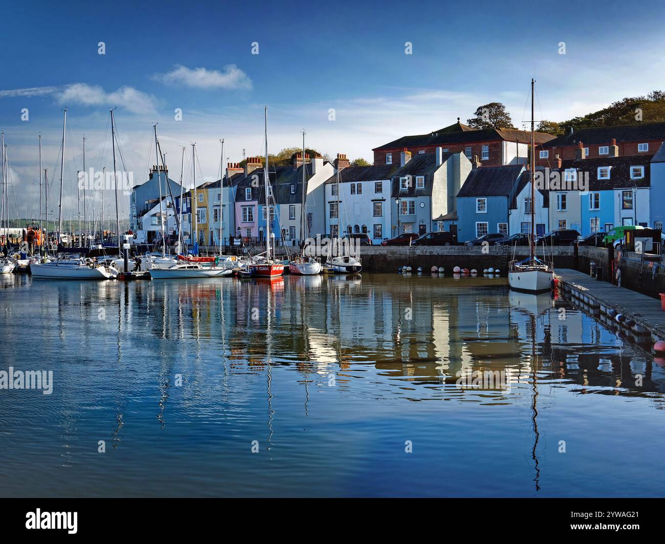 Regno Unito, Dorset, Weymouth, Old Harbour a Cove Row e Nothe Parade. Foto Stock