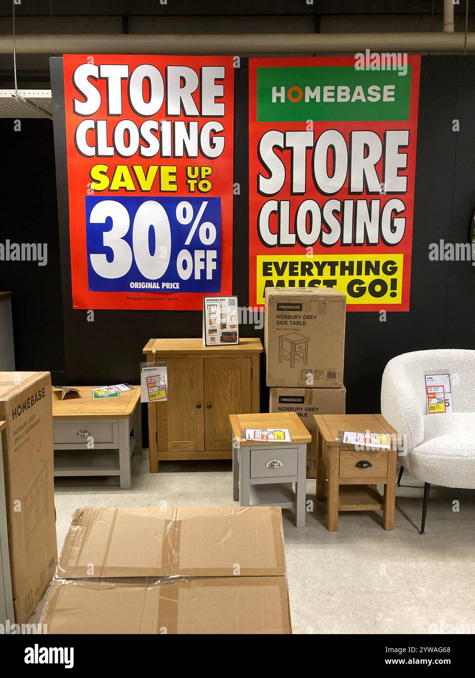 Il negozio della casa al Craigleith Retail Park chiude con tutto il necessario per le vendite, Edimburgo, Scozia - Immagine stock catturata con smartphone