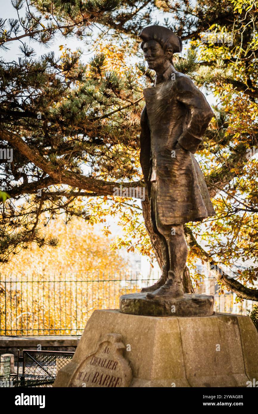 Statua del Cavaliere del Bar in un parco di Montmartre a Parigi Foto Stock