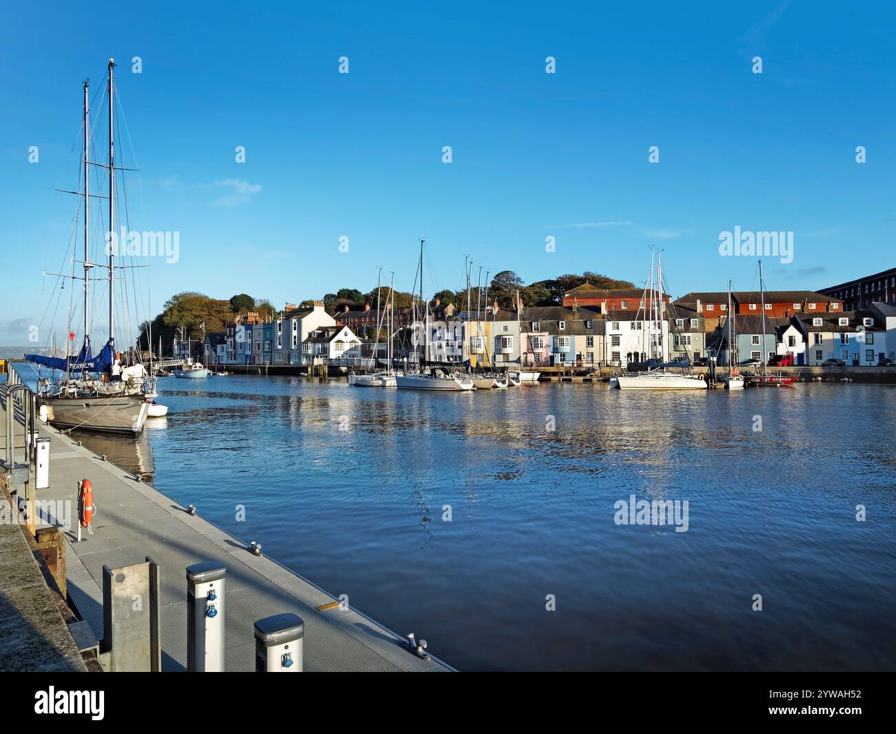 Regno Unito, Dorset, Weymouth, Old Harbour a Cove Row e Nothe Parade. Foto Stock