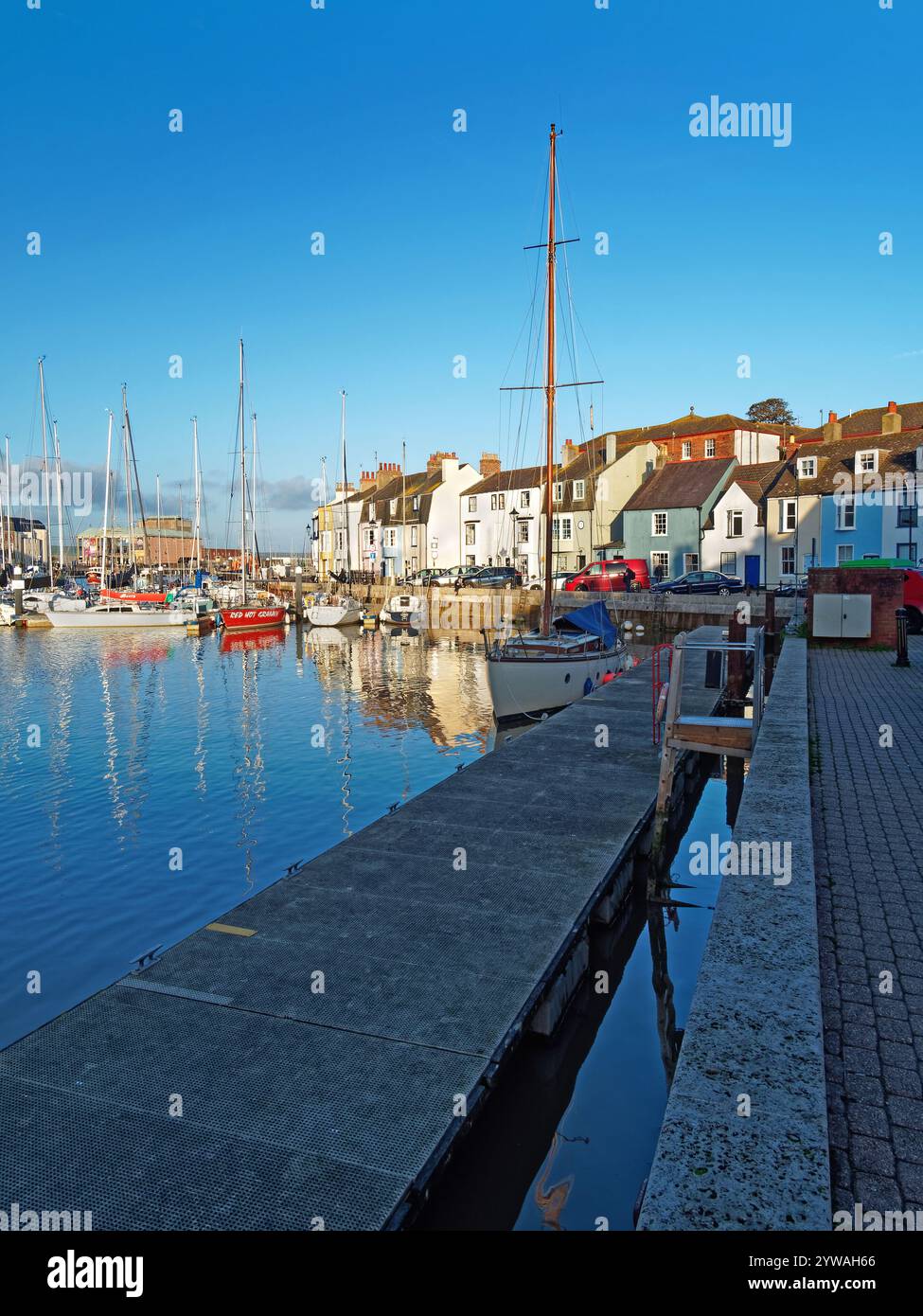 Regno Unito, Dorset, Weymouth, Old Harbour a Cove Row e Nothe Parade. Foto Stock