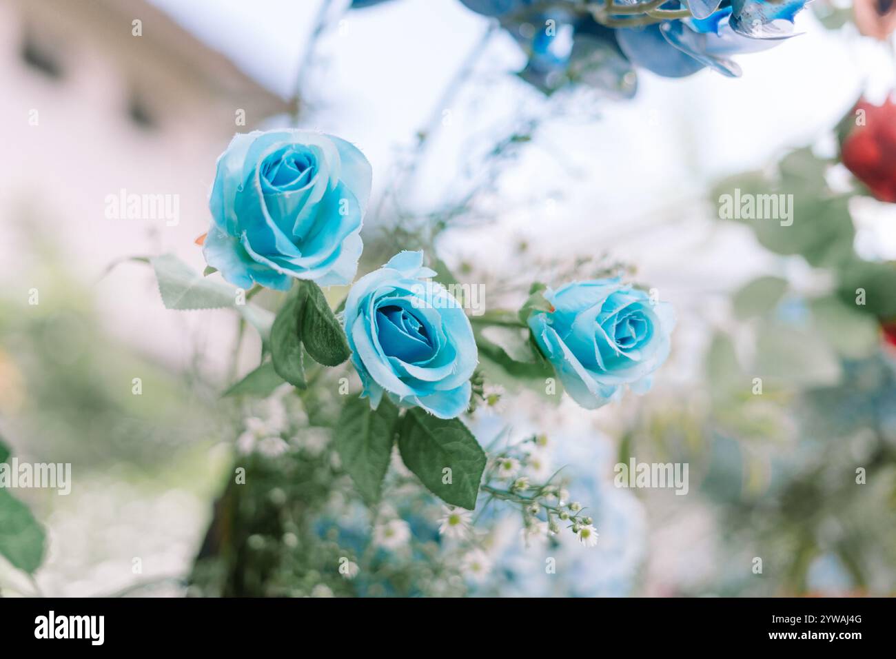 Fiori artificiali disposti come decorazioni nuziali, che aggiungono colori vivaci ed eleganza alla celebrazione, perfetti per valorizzare temi e ambientazioni nuziali Foto Stock