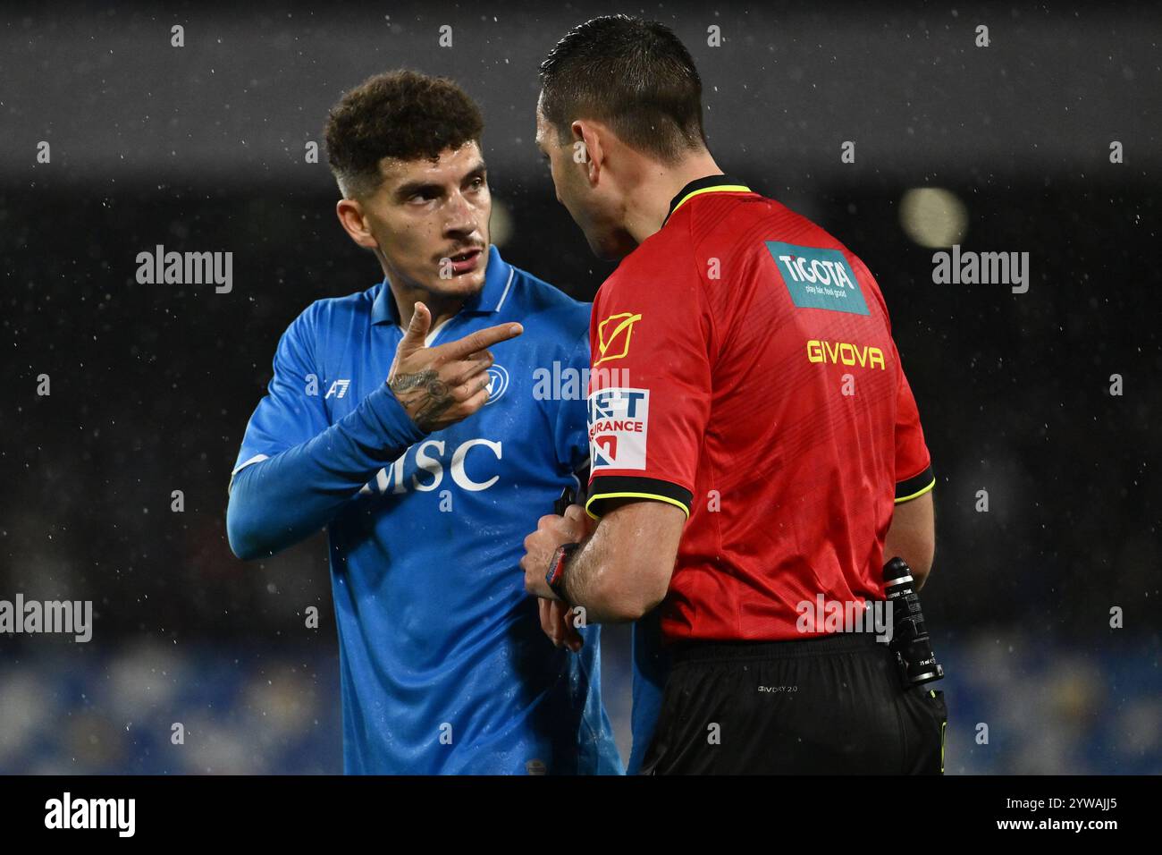 Napoli, Italia. 8 dicembre 2024. Giovanni di Lorenzo dello S.C. Napoli e l'arbitro Andrea Colombo hanno visto durante la 15a giornata del Campionato di serie A tra lo S.C. Napoli e lo S.S. Lazio allo Stadio Diego Armando Maradona. Punteggio finale: Napoli 0-1 Lazio. (Foto di Domenico Cippitelli/SOPA Images/Sipa USA) credito: SIPA USA/Alamy Live News Foto Stock
