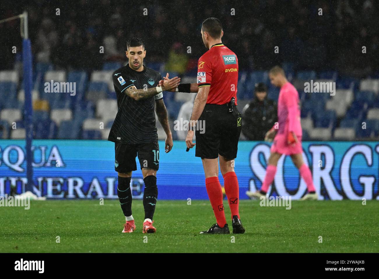 Napoli, Italia. 8 dicembre 2024. Mattia Zaccagni della S.S. Lazio e l'arbitro Andrea Colombo hanno visto durante la 15a giornata del Campionato di serie A tra S.S.C. Napoli e S.S. Lazio allo Stadio Diego Armando Maradona. Punteggio finale: Napoli 0-1 Lazio. (Foto di Domenico Cippitelli/SOPA Images/Sipa USA) credito: SIPA USA/Alamy Live News Foto Stock