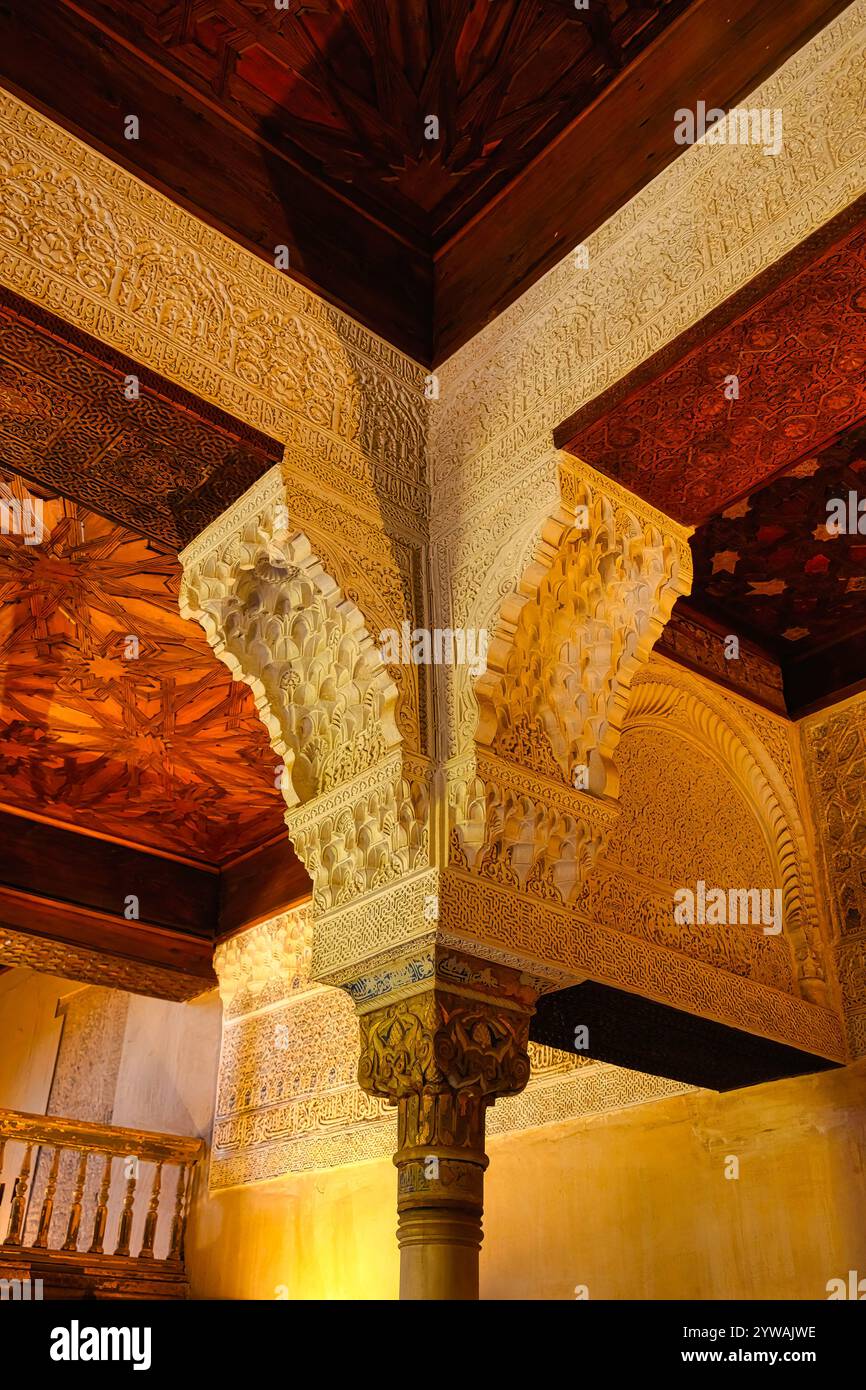 Granada, Spagna - 20 settembre 2024: Strutture di supporto con colonna con capitale decorativo all'interno del Palazzo dell'Alhambra. Foto Stock