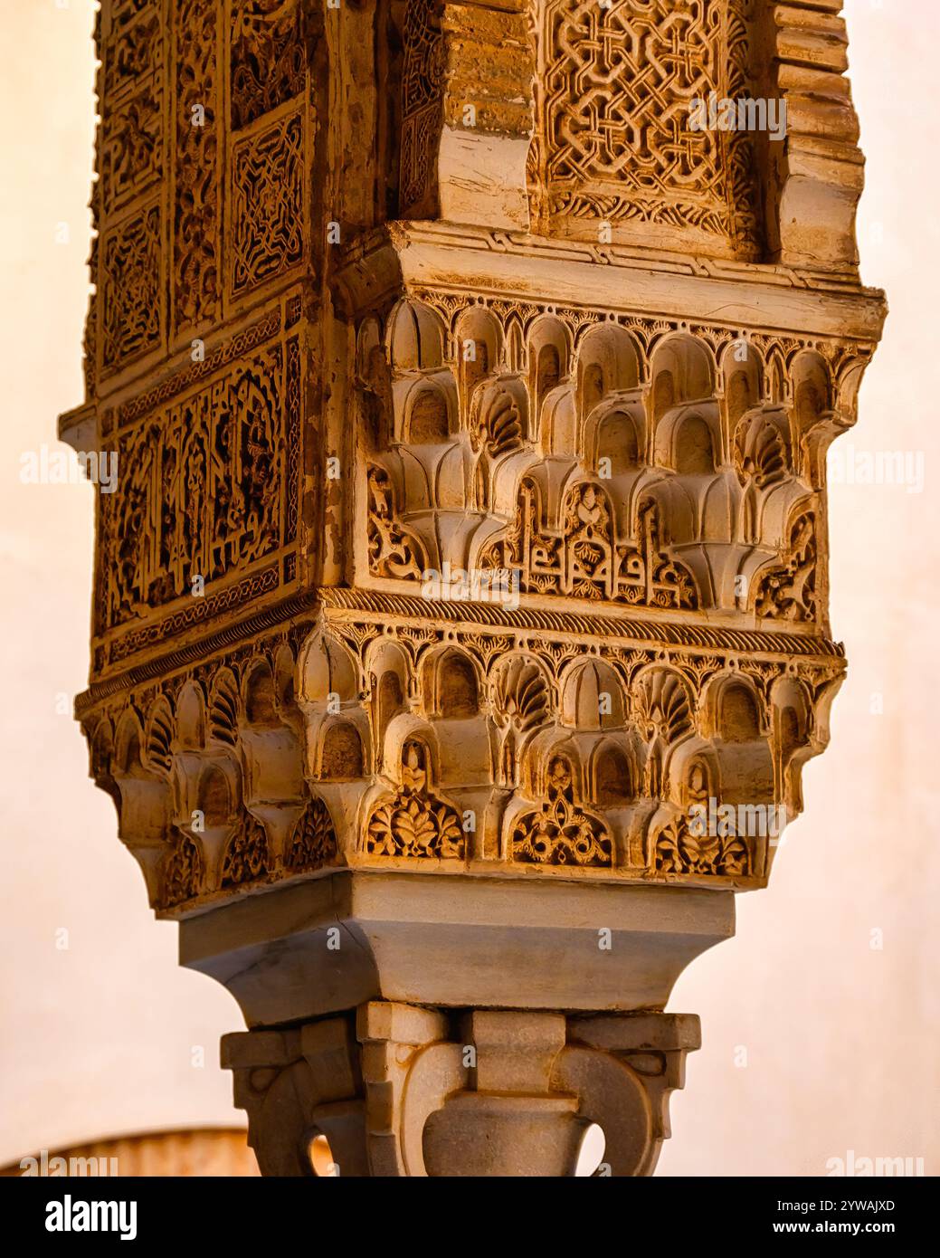 Granada, Spagna - 20 settembre 2024: Antica capitale architettonica di una colonna all'interno del Palazzo dell'Alhambra. Foto Stock