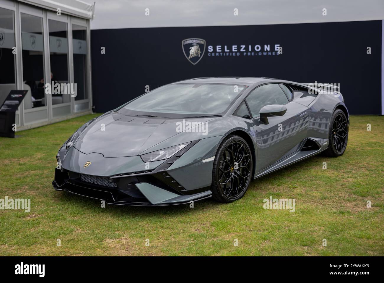 2024 Lamborghini Revuelto, in mostra al Salon Privé Concours d’Elégance Motor show tenutosi a Blenheim Palace. Foto Stock