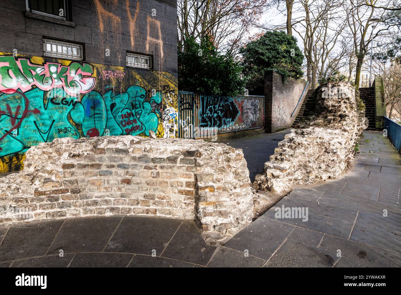 Resti delle mura romane della città sulla strada alte Mauer am Bach nel centro della città, Colonia, Germania. Rest der Roemischen Stadtmauer an der Strasse al Foto Stock