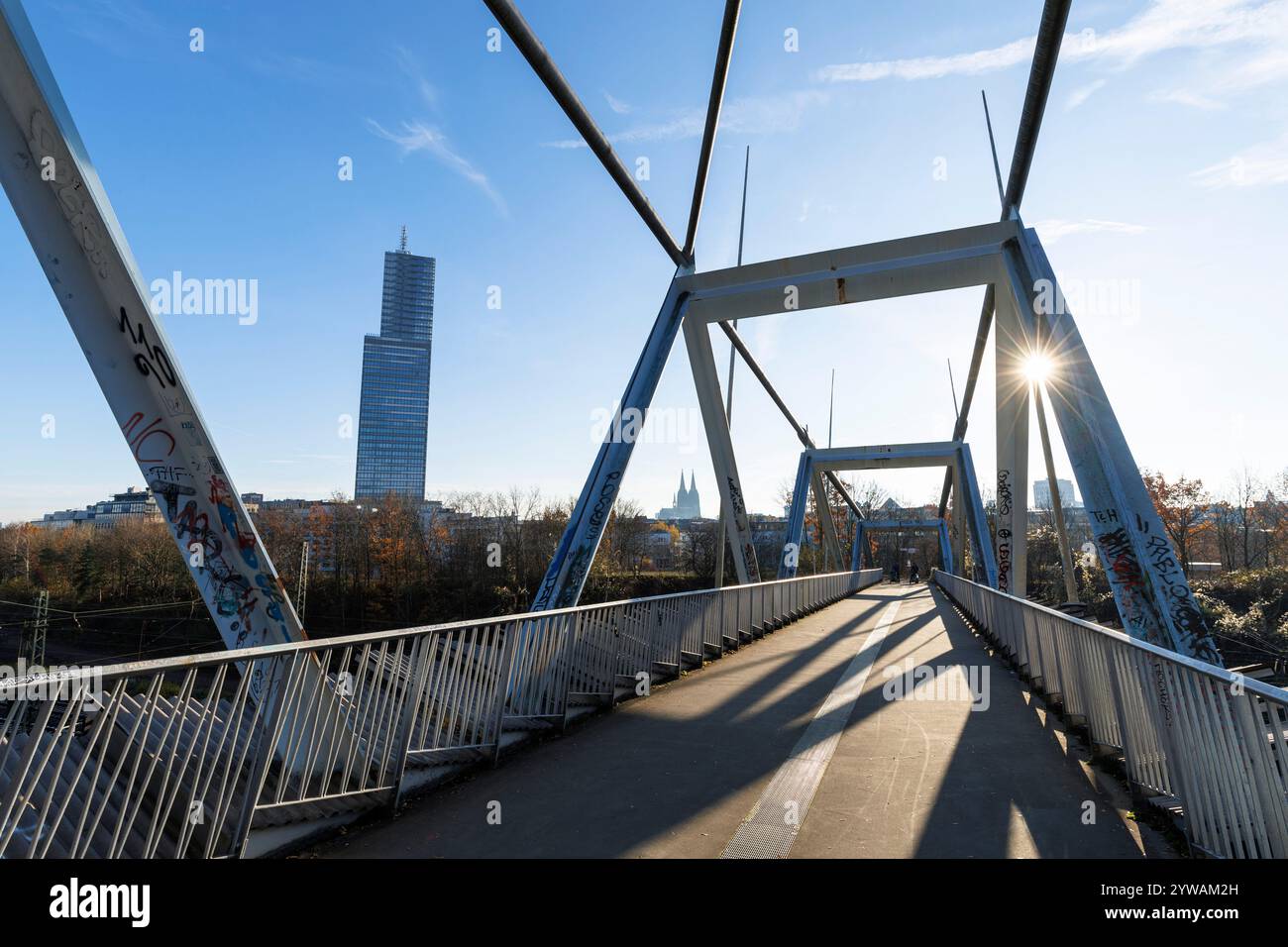 Ponte pedonale a Mediapark che porta a Herkulesberg, alto edificio KoelnTurm e la cattedrale, Colonia, Germania. Fussgaengerbruecke am Mediap Foto Stock