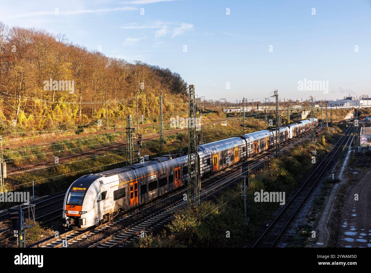 Treno regionale Rhine-Ruhr-Express in linea vicino a Mediapark, Colonia, Germania. Regionalbahn Rhein-Ruhr-Express auf Bahntrasse am Mediapark, Koeln, Deuts Foto Stock
