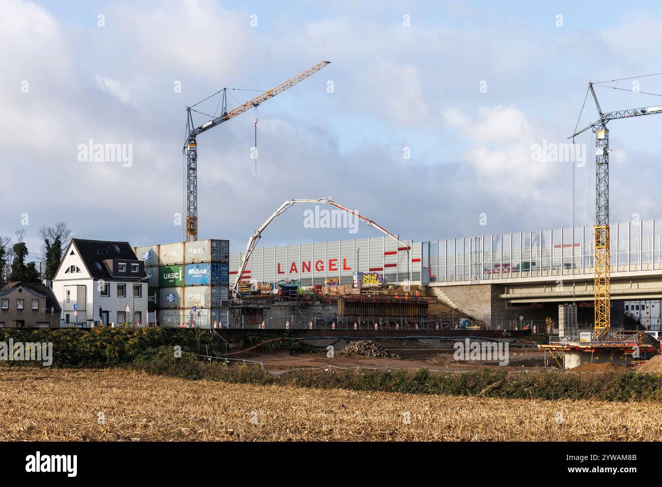 Una barriera antirumore costituita da container serve a mantenere il rumore proveniente dal cantiere del nuovo ponte sul Reno a Leverkusen lontano dai residenti locali, Co Foto Stock