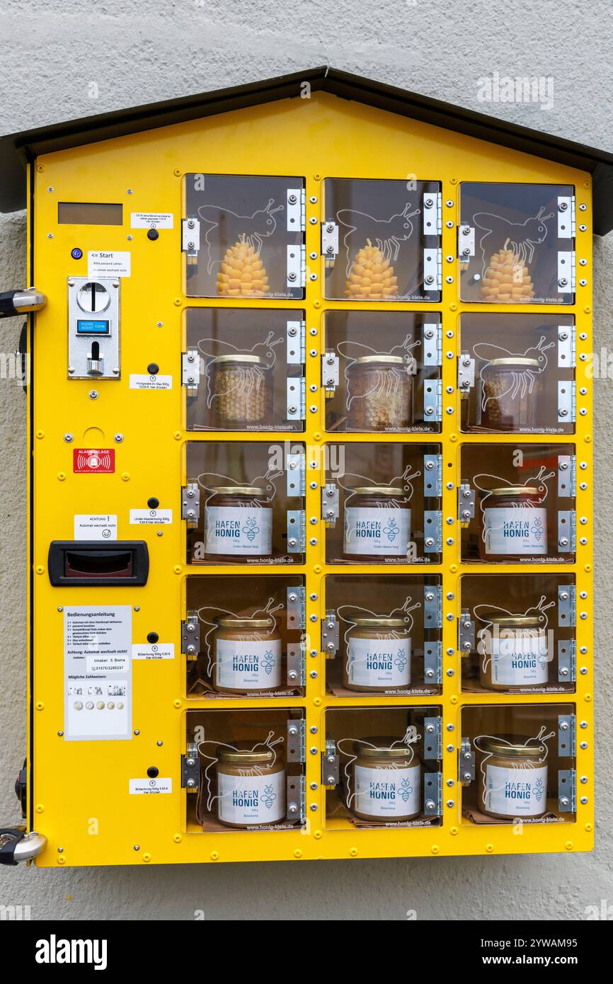 Distributore automatico di miele in una casa nel porto di Deutz, Colonia, Germania. Honigautomat an einem Haus im Deutzer Hafen, Koeln, Deutschland. Foto Stock