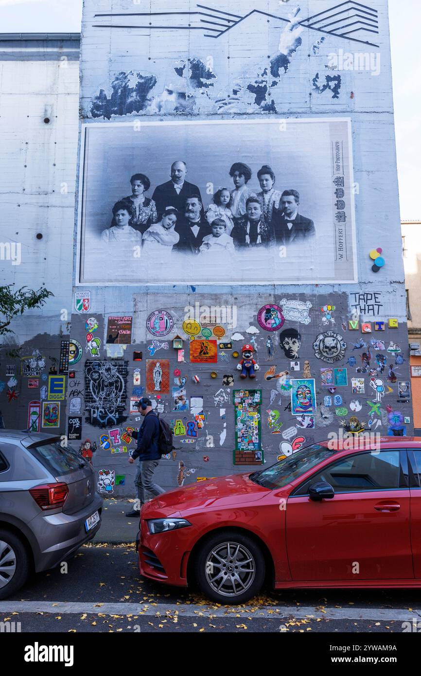 Graffiti, paste-up e una vecchia foto di famiglia su Bunker K101 in via Koerner nel distretto di Ehrenfeld, Colonia, Germania. La foto fa parte di una mostra Foto Stock