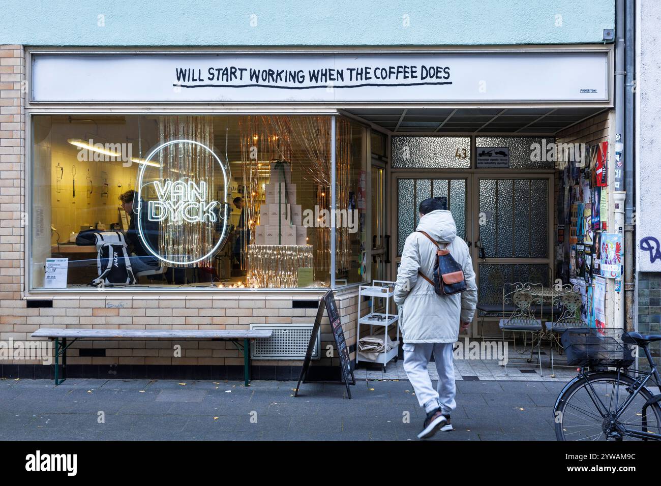 Espresso bar e caffè Roostery van Dyck in via Koerner nel quartiere di Ehrenfeld, Colonia, Germania. Espressobar und Kaffeeroesterei van Dyck in der K Foto Stock