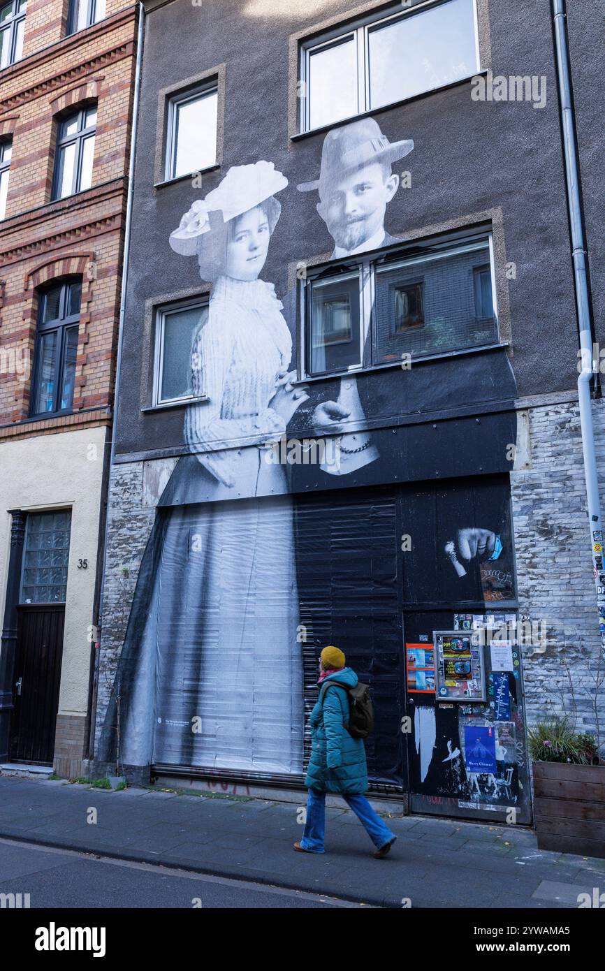 Una foto su larga scala sulla facciata di una casa in via Koerner nel quartiere Ehrenfeld, Colonia, Germania. La foto fa parte di una mostra del Phot Foto Stock