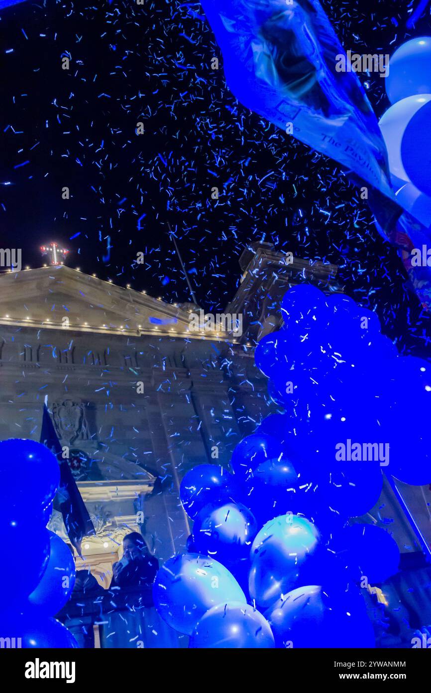 Cospicua, Malta - 6 dicembre 2024. Festa notturna di strada con palloncini blu e bianchi Foto Stock