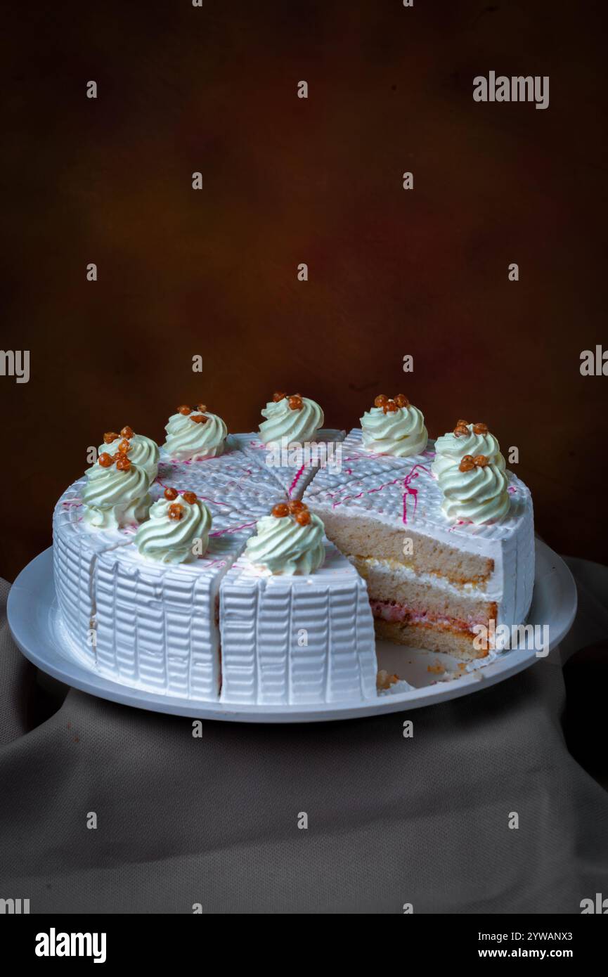 02 17 2011 primo piano di torta al cioccolato, torta intera con noci. Lokgram Kalyan Maharashtra India Asia. Foto Stock