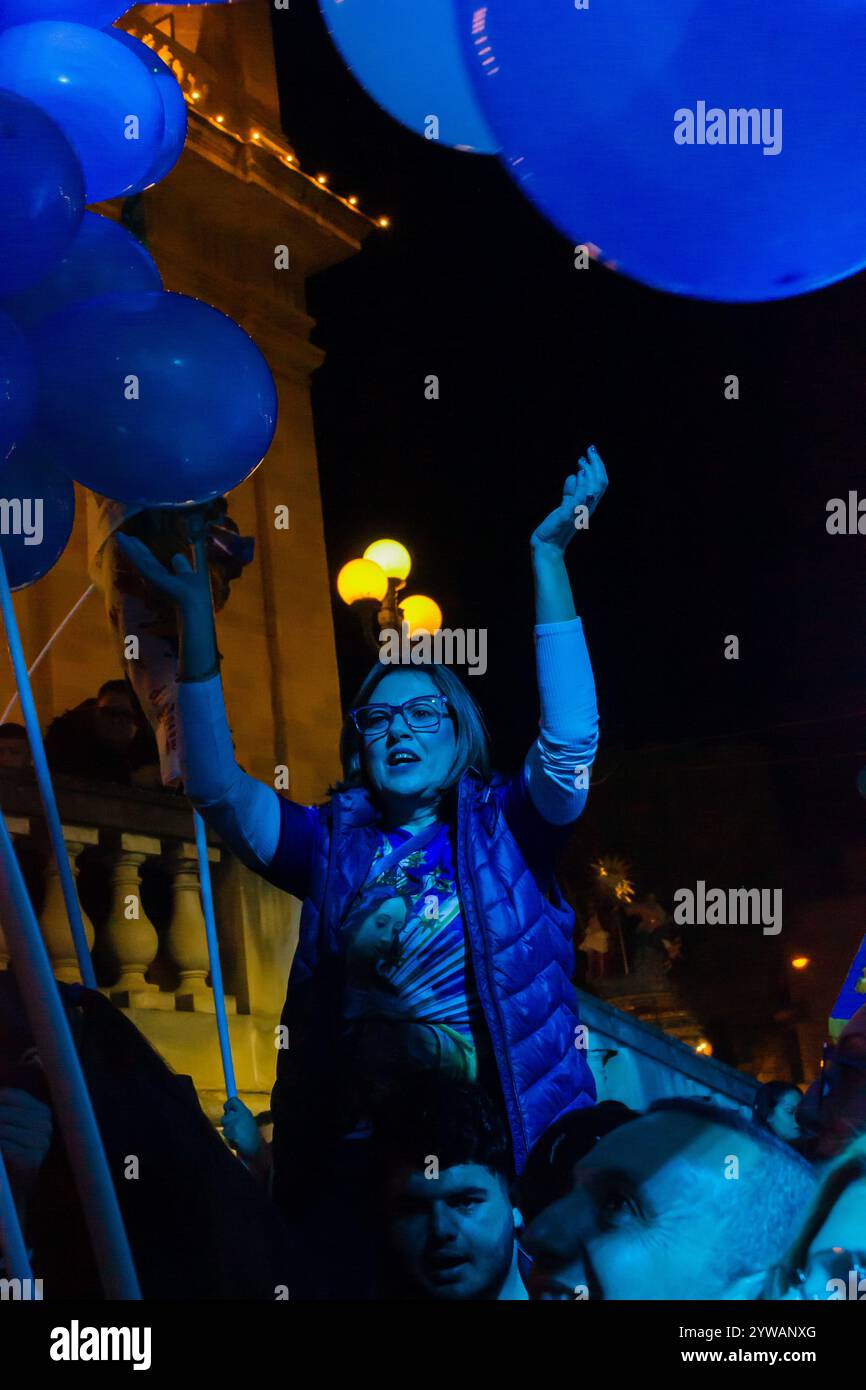 Cospicua, Malta - 6 dicembre 2024. Festa notturna di strada con palloncini blu e bianchi Foto Stock