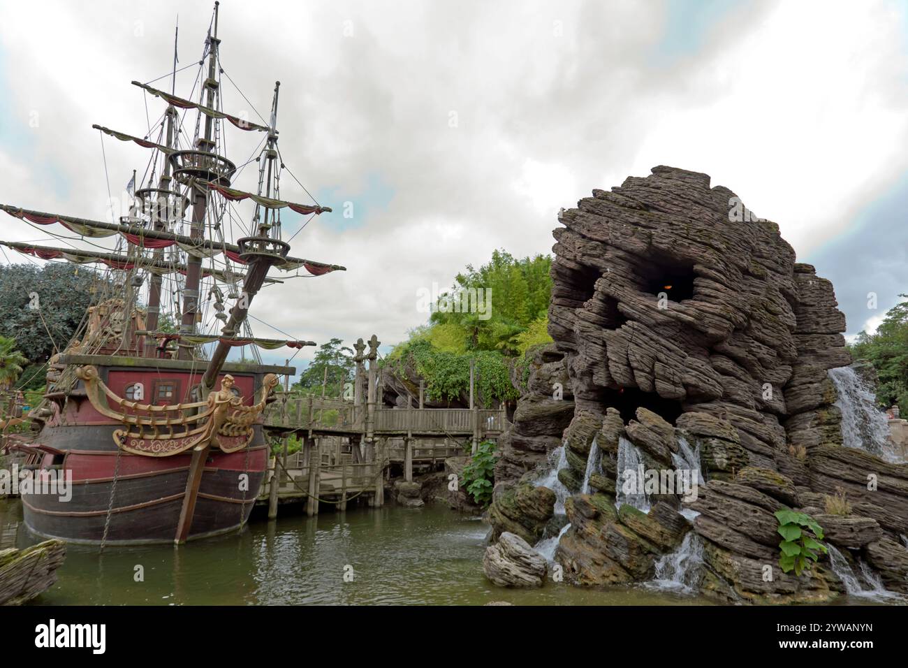 Nave pirata di Captain Hook e Skull Rock, in Adventureland a Disneyland Paris, Marne-la-Vallée, Francia. Foto Stock