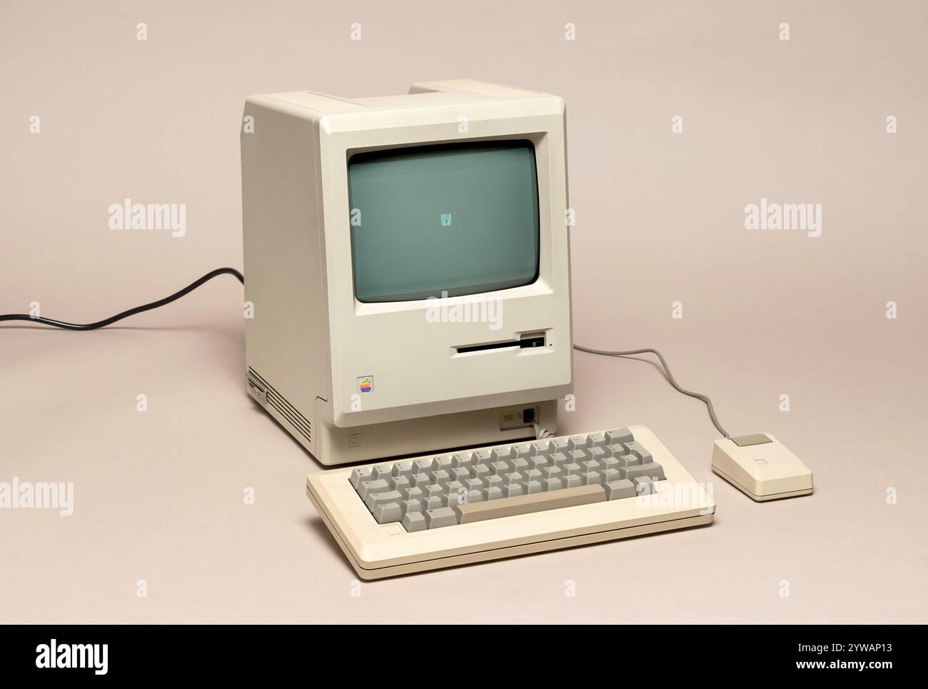 Pavia, Lombardia, Italia - 12 ottobre 2024: Apple Macintosh 128k mostrato al Ctrl+Alt Museum, primo modello dell'iconico computer Apple, lanciato il 2 gennaio Foto Stock