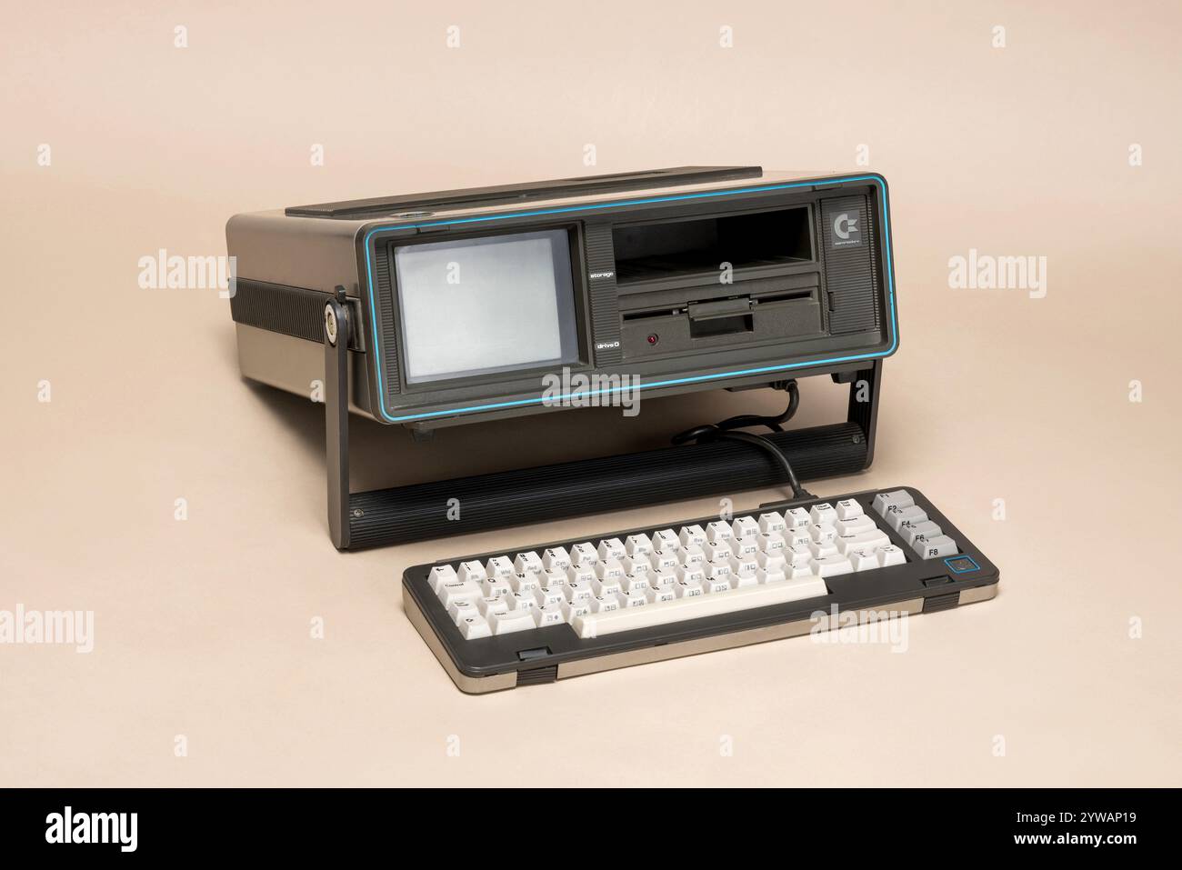 Pavia, Lombardia, Italia - 12 ottobre 2024: Commodore SX-64 Executive computer, concorrente di Osborne 1. Prezzo nel 1984: 995 EUR. Visualizzato con Ctrl+Alt Mus Foto Stock