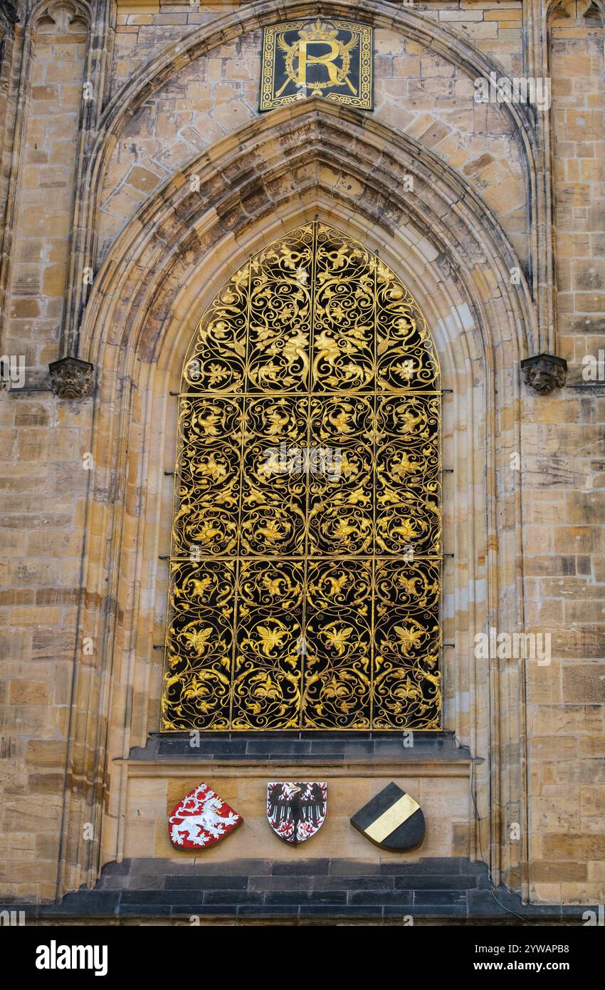 Decorazione finestra Grillwork, facciata sud, cattedrale di San Vito, Praga, Repubblica Ceca, Cechia. Sopra la finestra si trova il monogramma di Rodolfo II Foto Stock