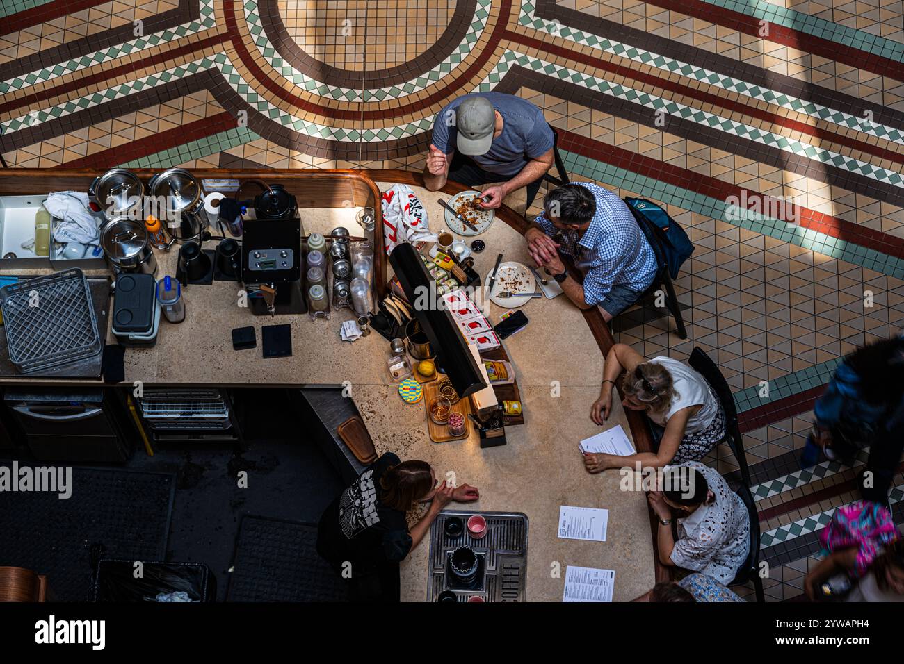 Sydney, Australia - 10 novembre 2024. Foto che guarda in basso diversi clienti che stanno mangiando al bancone del pranzo nel Queen Victoria Building (QV Foto Stock
