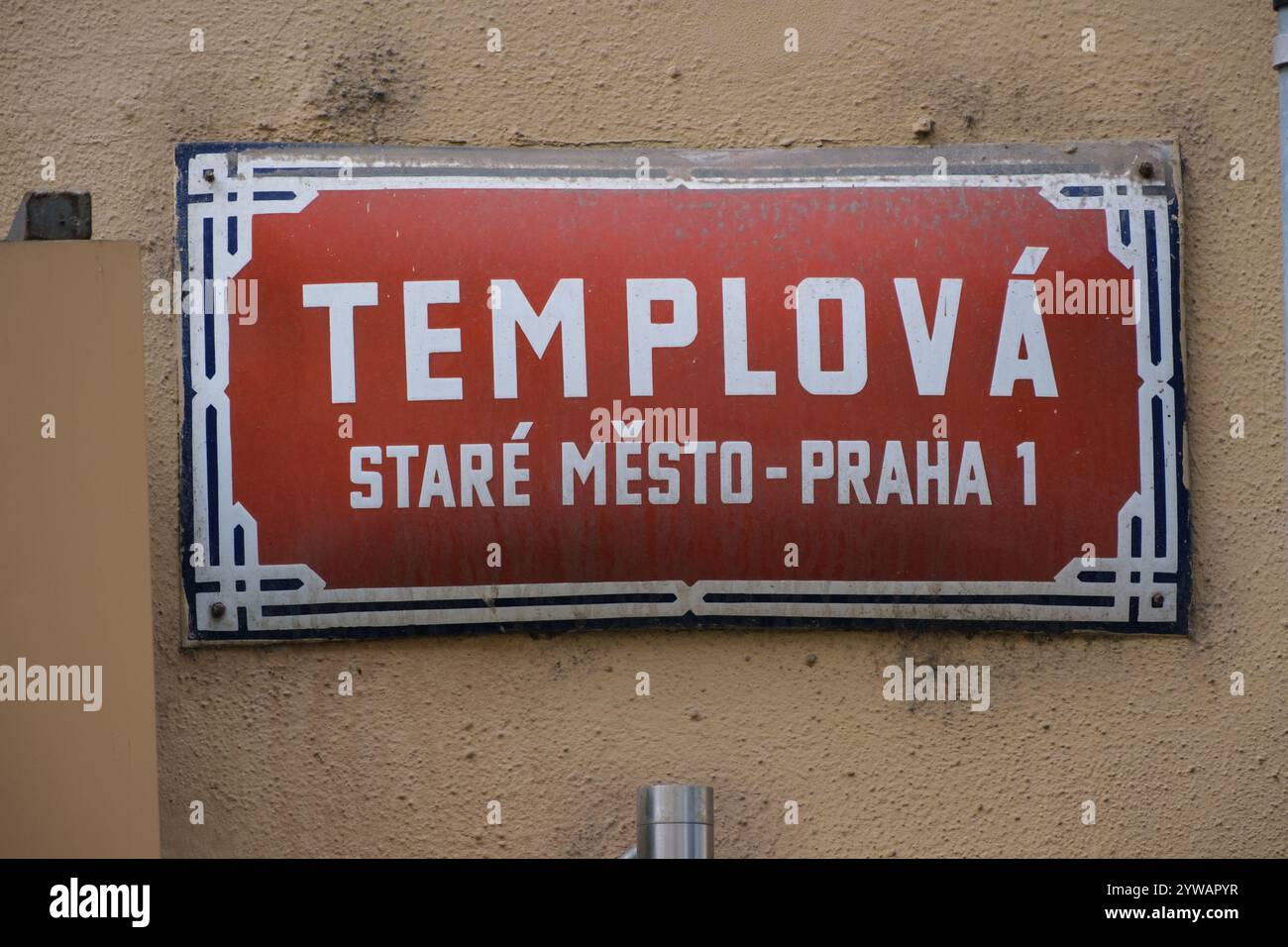 Templova Street Sign, Praga, Repubblica Ceca, Cechia. I cartelli stradali rossi indicano che le strade risalgono all'epoca asburgica. Foto Stock