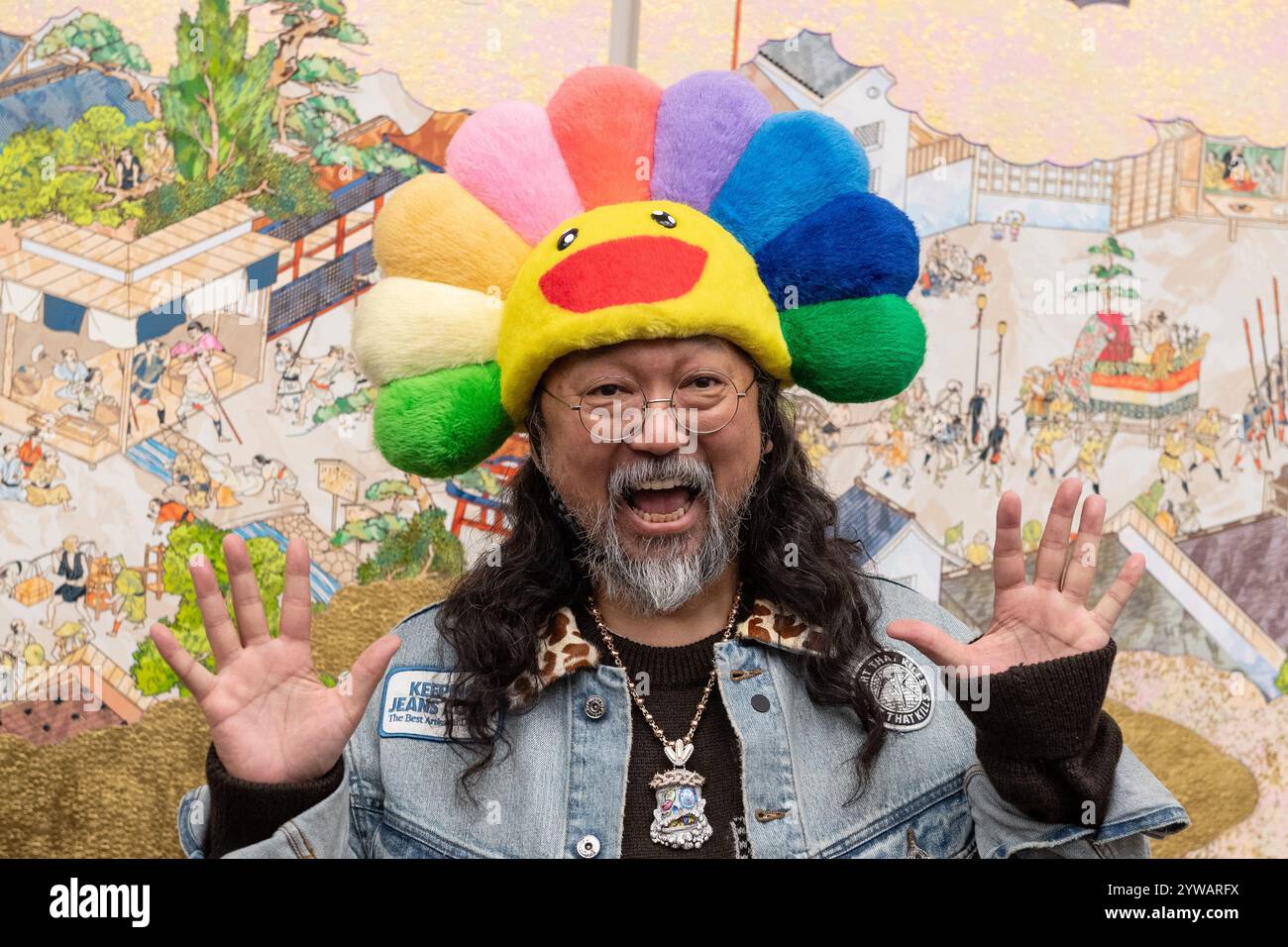 Londra, Inghilterra, Regno Unito. 10 dicembre 2024. L'artista giapponese TAKASHI MURAKAMI posa accanto ad una delle sue opere esposte nella sua nuova mostra, Japanese Art History a la Takashi Murakami, presso Gagosian Grosvenor Hill, Londra. (Credit Image: © Thomas Krych/ZUMA Press Wire) SOLO PER USO EDITORIALE! Non per USO commerciale! Foto Stock