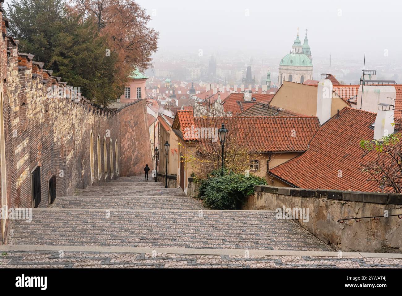 Lunghe scale che conducono alla collina dove si trova il complesso monumentale di Praga, Repubblica Ceca. Foto Stock