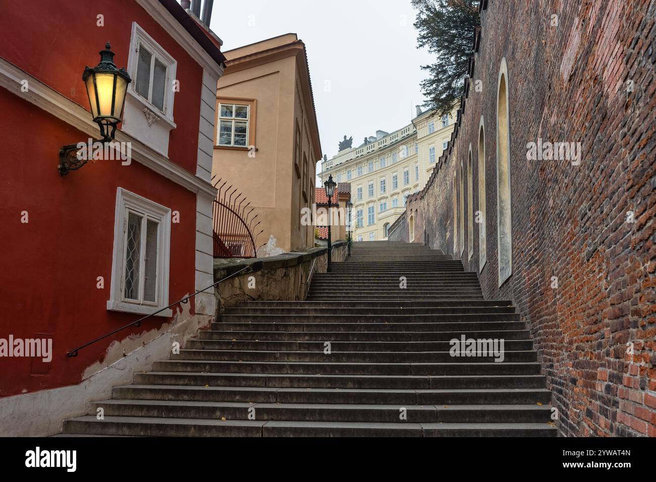 Lunghe scale che conducono alla collina dove si trova il complesso monumentale di Praga, Repubblica Ceca. Foto Stock