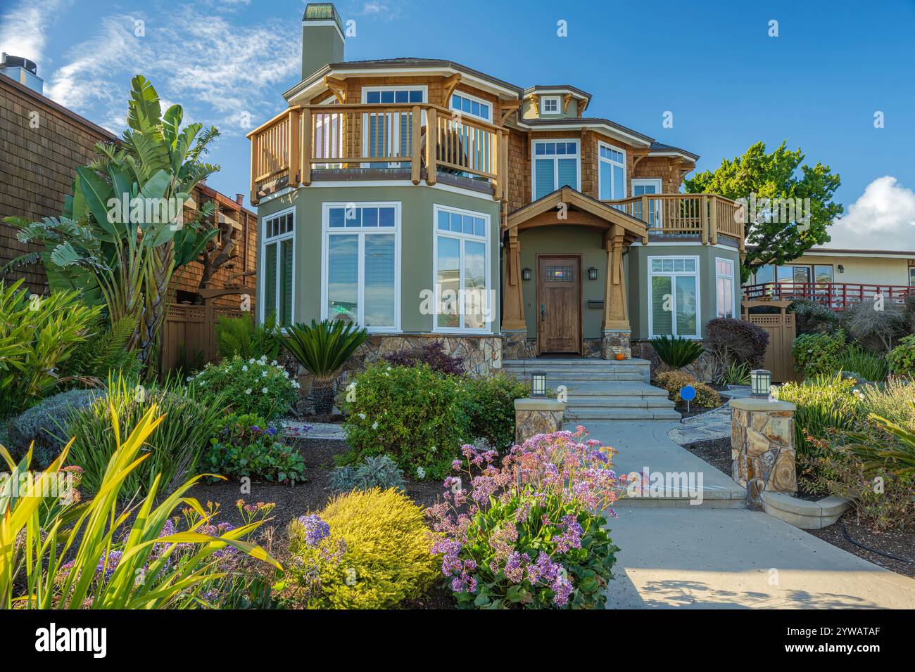 Casa rustica e giardino sulla costa californiana di Santa Cruz. Foto Stock