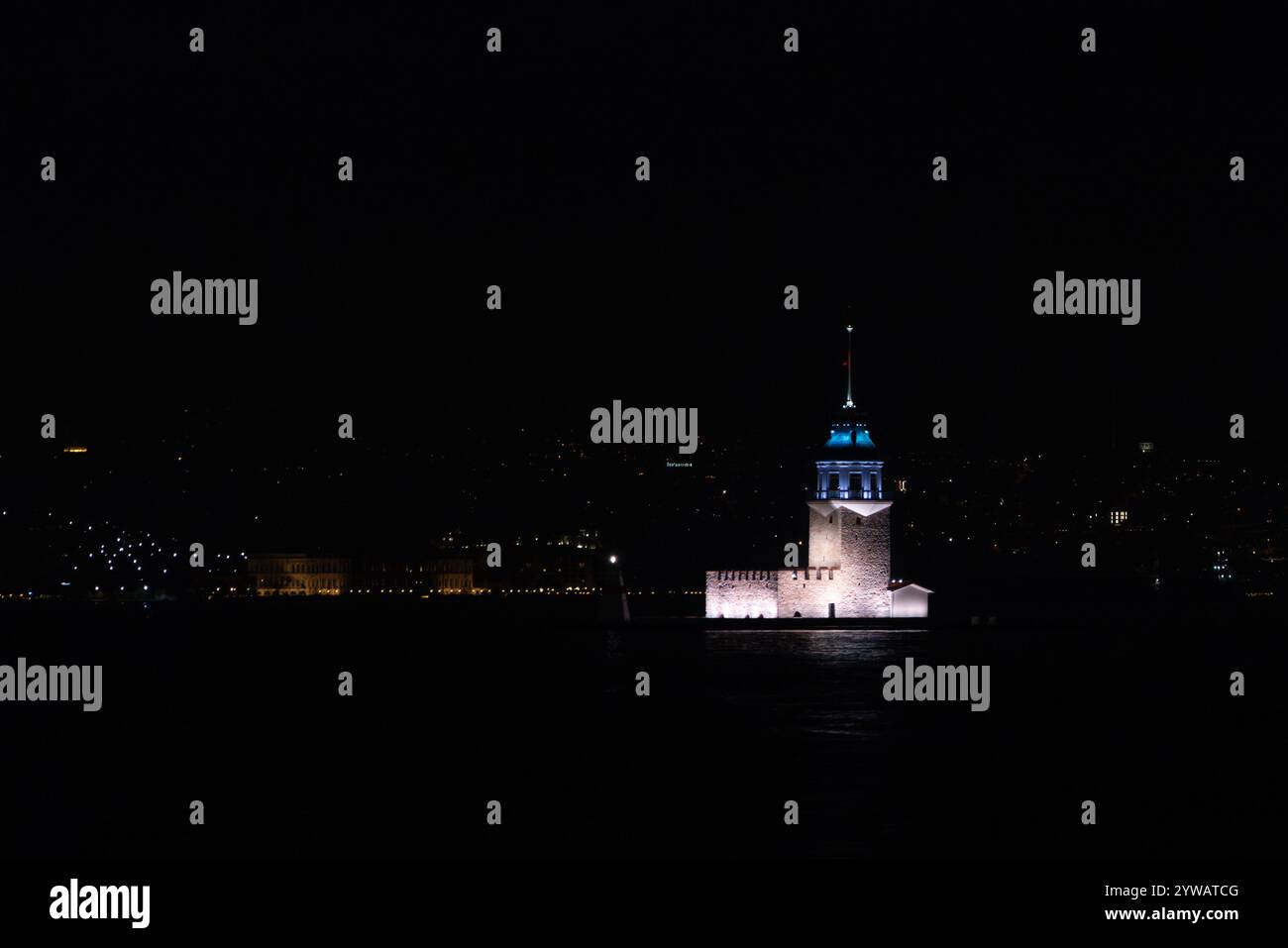 Una splendida foto notturna della Torre della Fanciulla (Kız Kulesi) di Istanbul, splendidamente illuminata, che mostra il suo fascino storico e il suo riflesso mozzafiato Foto Stock