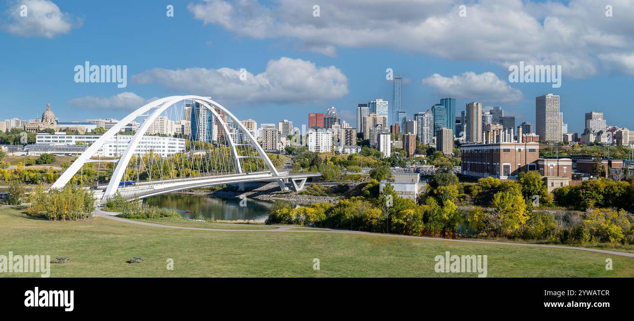 Walterdale Bridge attraversa il fiume North Saskatchewan e il centro di Edmonton, Alberta, nelle giornate di sole Foto Stock