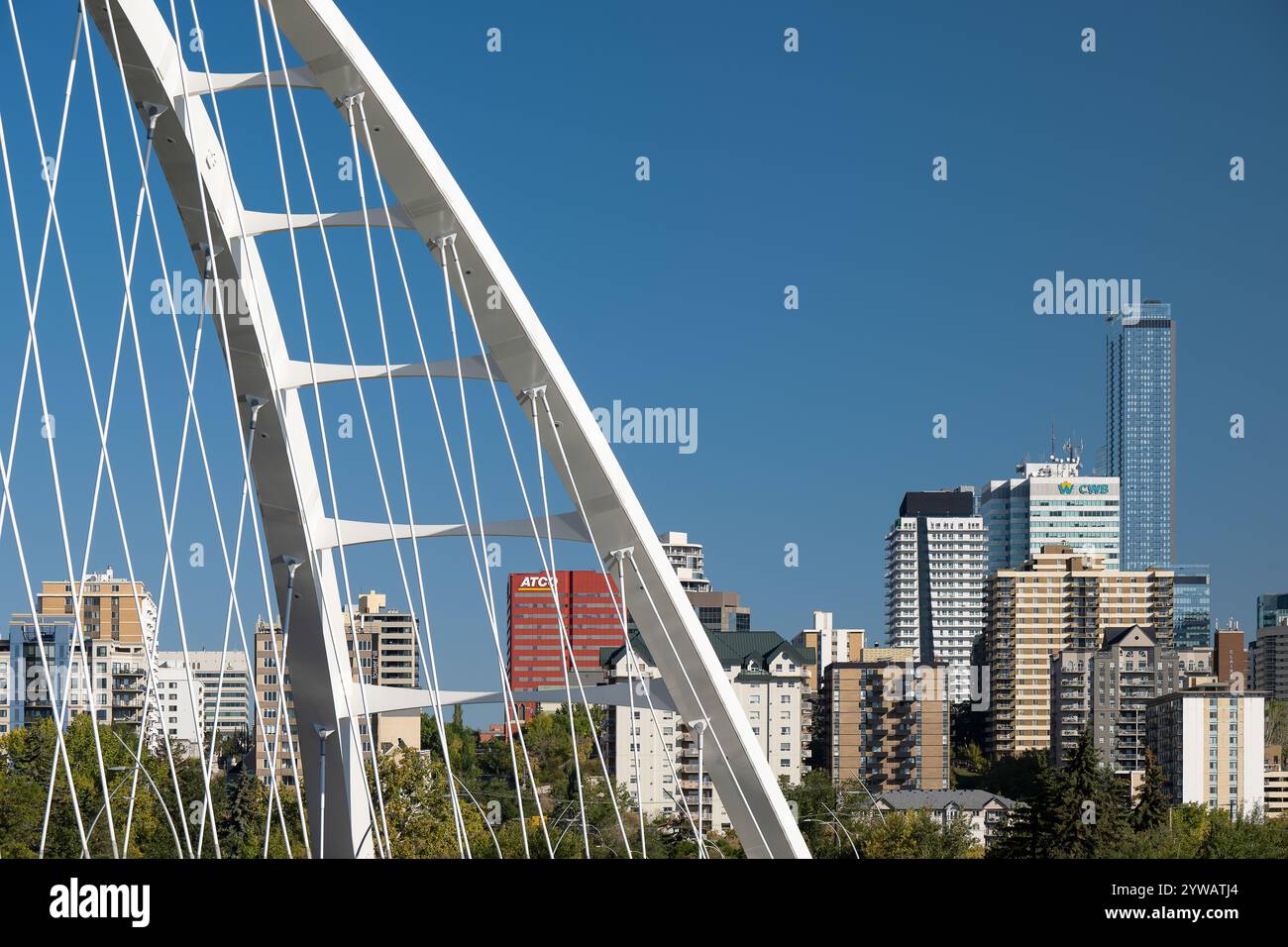 Walterdale Bridge è un ponte astratto in primo piano del centro di Edmonton, Alberta, nelle giornate di sole Foto Stock