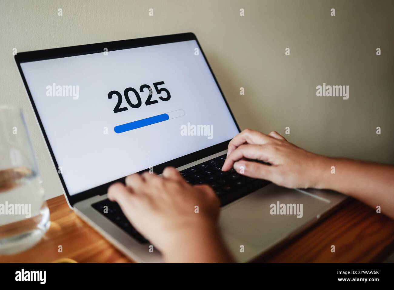 Anno nuovo, affari. Icona di caricamento per festeggiamenti 2025 sullo schermo del computer portatile Foto Stock