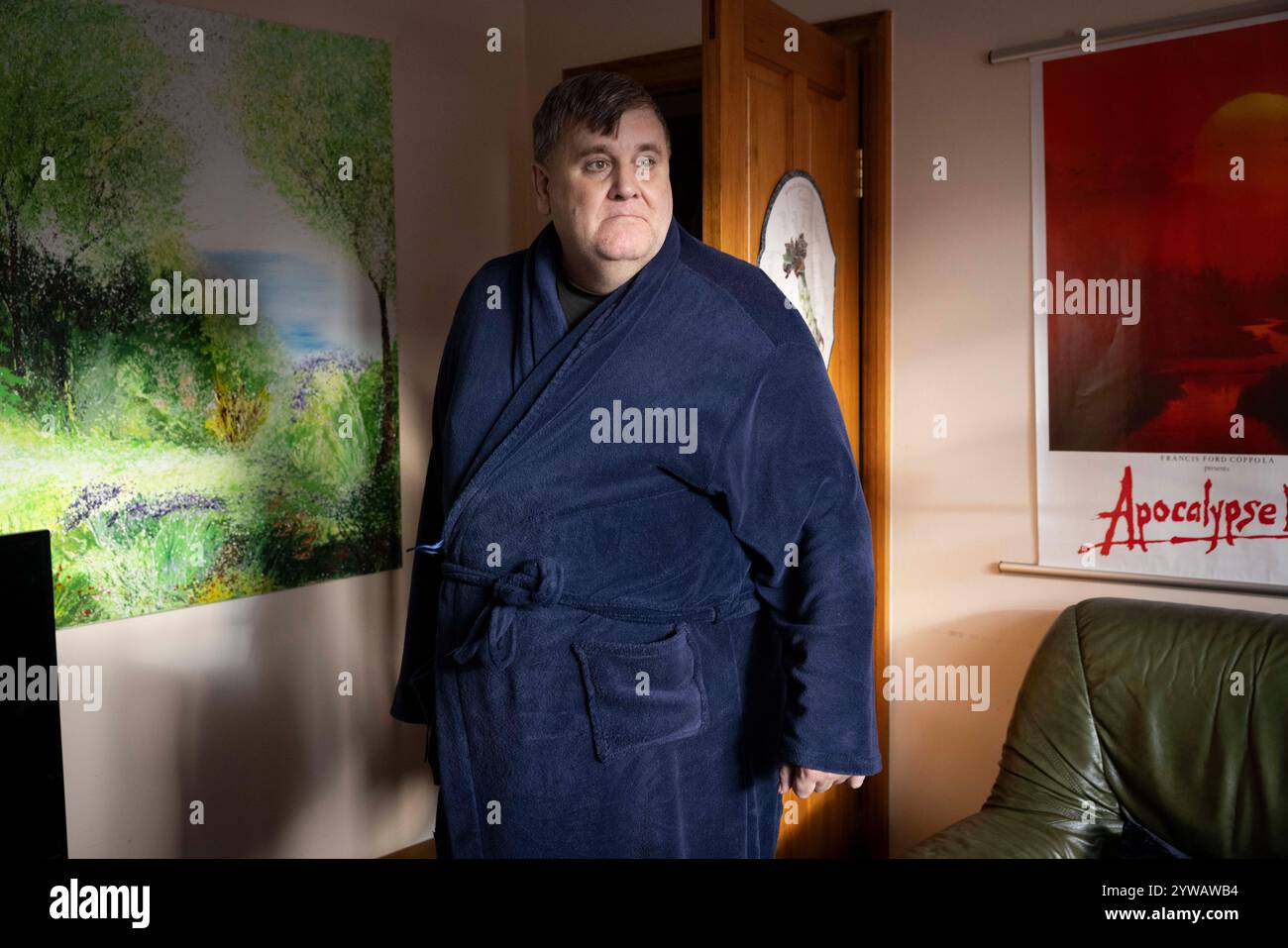 James Philpot, capo del quartiere locale, osserva sulla strada che asma Fawaz al-Assad, i genitori della First Lady of Syria Fawaz e Sahar Akhras vivono. Foto Stock