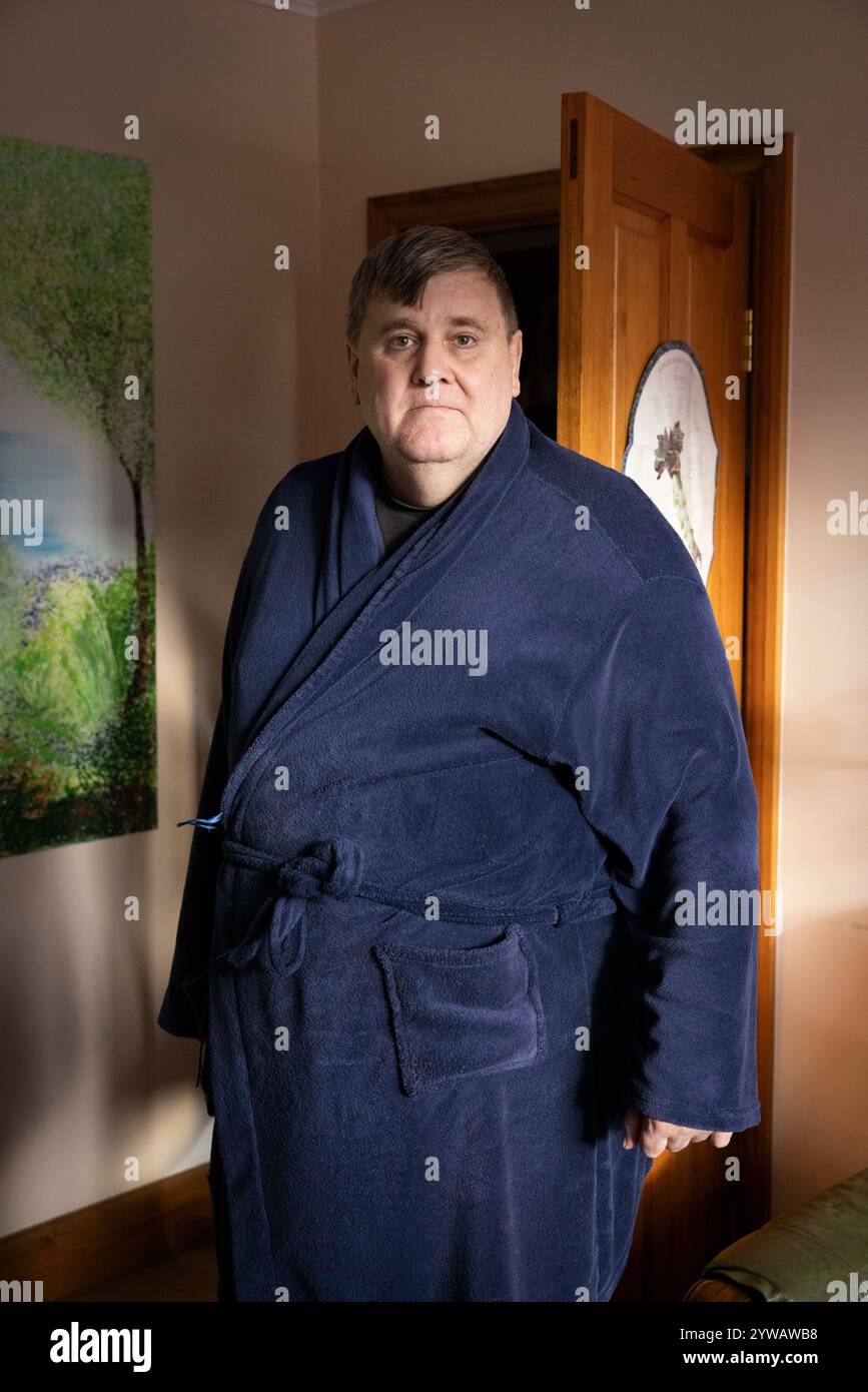 James Philpot, capo del quartiere locale, osserva sulla strada che asma Fawaz al-Assad, i genitori della First Lady of Syria Fawaz e Sahar Akhras vivono. Foto Stock