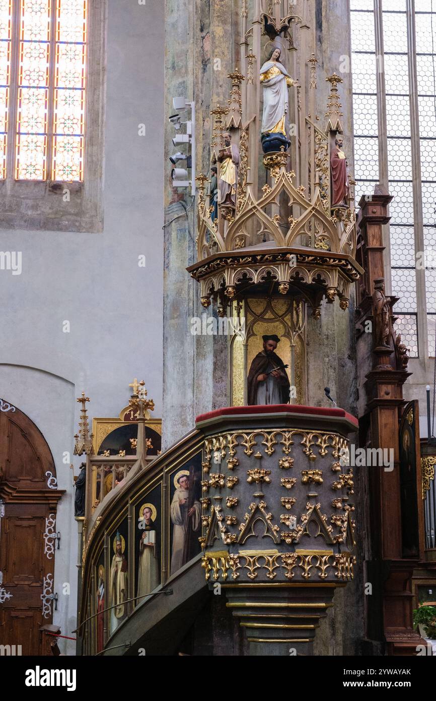 Pulpito di pietra all'interno della Tyn Church. Praga, Cechia, Repubblica Ceca. Foto Stock