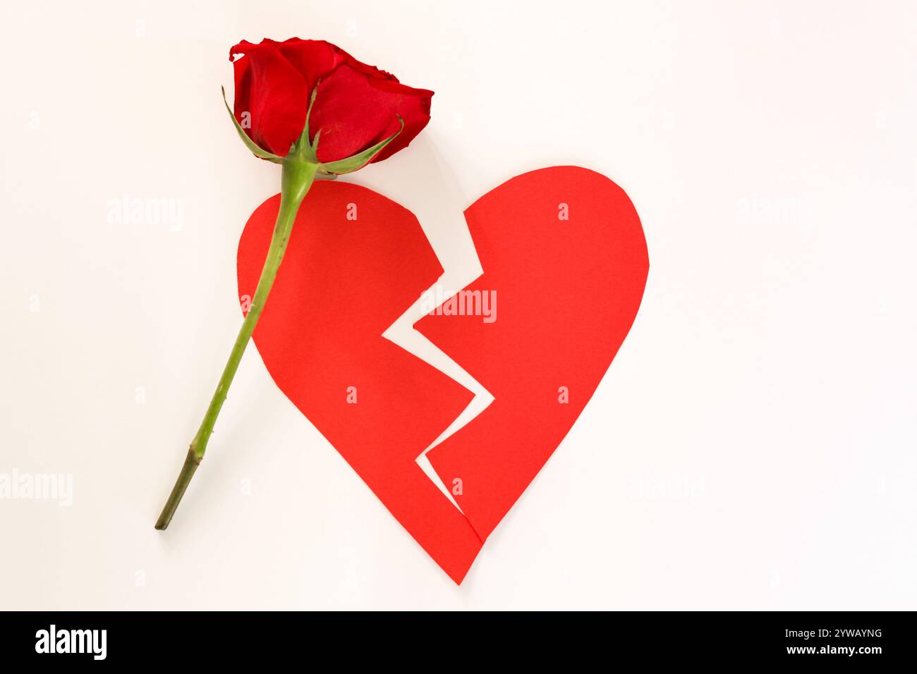 carta rossa spezzata cuore isolato, concetto Foto Stock