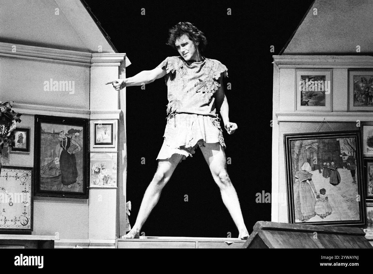 Mark Rylance (Peter Pan) in PETER PAN di J M Barrie alla Royal Shakespeare Company (RSC), Barbican Theatre, Londra EC2 17/12/1983 Set design: John Napier Costumi: Andreane Neofitou illuminazione: David Hersey combattimenti: Malcolm Ranson registi: John Caird & Trevor Nunn Foto Stock