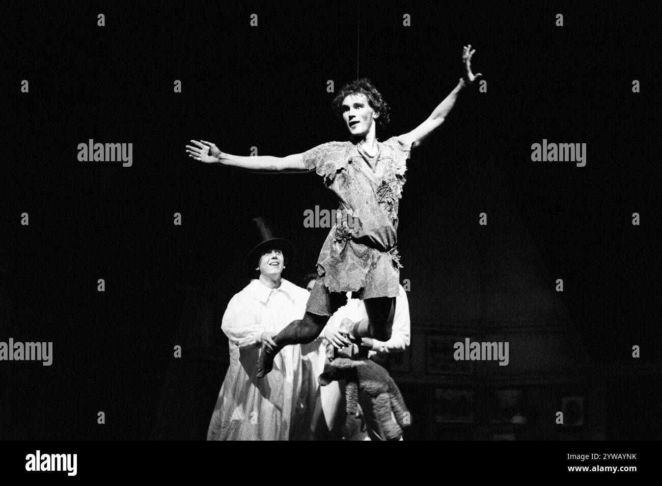 l-r: David Parfitt (John), Mark Rylance (Peter Pan) in PETER PAN di J M Barrie alla Royal Shakespeare Company (RSC), Barbican Theatre, Londra EC2 17/12/1983 scenografia: John Napier costumi: Andreane Neofitou illuminazione: David Hersey combatte: Malcolm Ranson registi: John Caird & Trevor Nunn Foto Stock