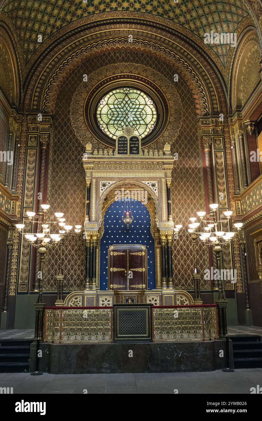 Interno della sinagoga spagnola, finestra, arca della Torah e bimah. Praga, Cechia, Repubblica Ceca. Foto Stock