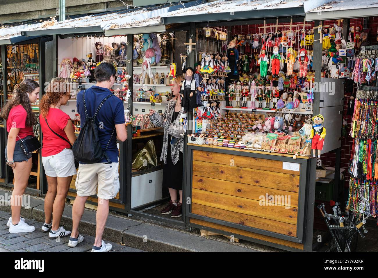 Turisti allo stand di souvenir in via Stareho Hrbitova presso il cimitero ebraico, Praga, Cechia, Repubblica Ceca, Foto Stock