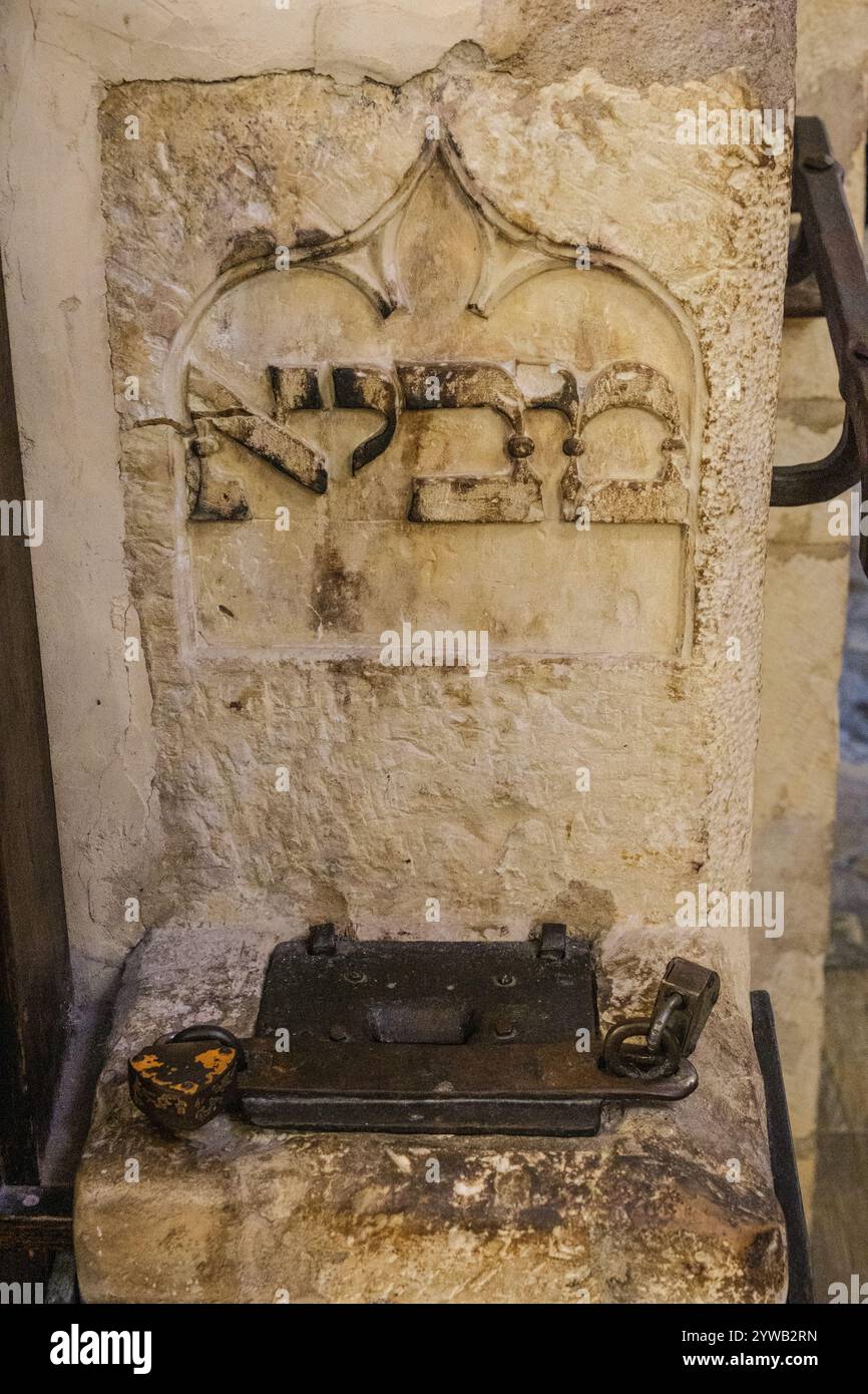 ALMS Box, interno della sinagoga Vecchia-nuova, Praga, Cechia, Repubblica Ceca. Foto Stock