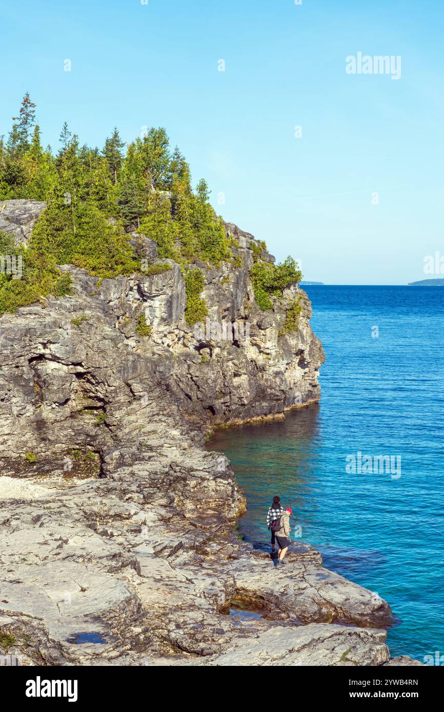 I percorsi escursionistici all'interno del Bruce Peninsula National Park vicino a Tobermory Ontario offrono splendide vedute della Georgian Bay . Foto Stock